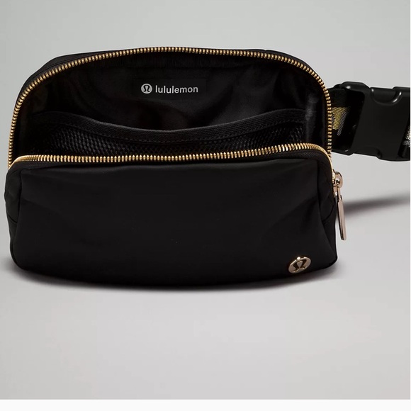 LULULEMON Everywhere Belt Bag 1LWordmark - Colour Black/Gold/White Opal - OS - Picture 3 of 7